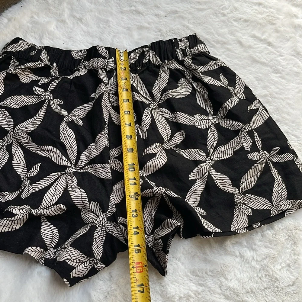 Loft petite pleated shorts in ribbon linen blend - Picture 5 of 7